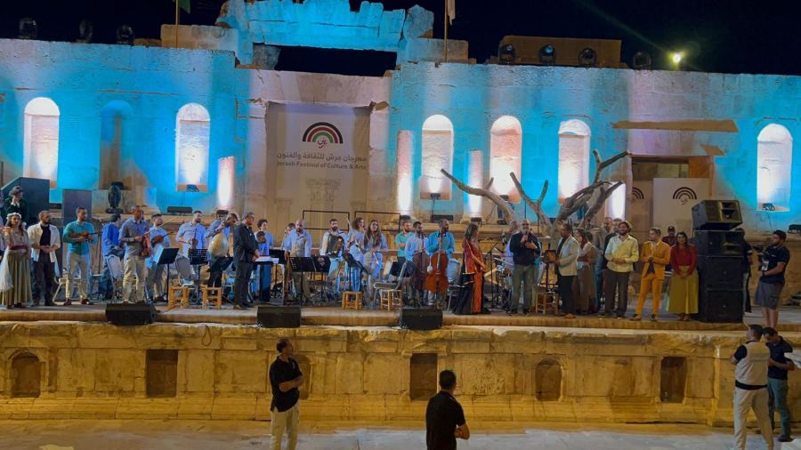 جوقة سراج تصل البلاد عائدة من جرش / الأردن